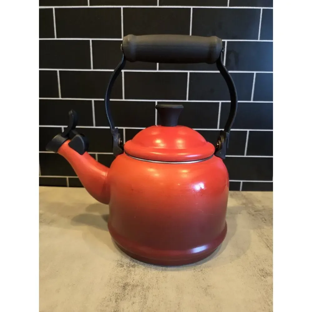 Le Creuset Traditional Stove Top Tea Kettle Pot 1.25 Qtz. Ombre Crimson Red GUC